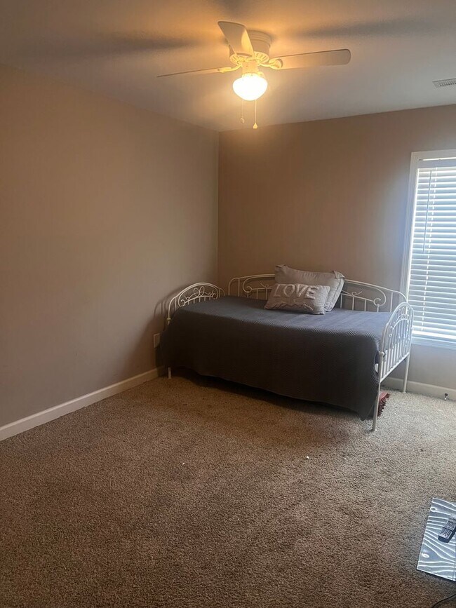 Building Photo - Four Bedroom Two Bath House