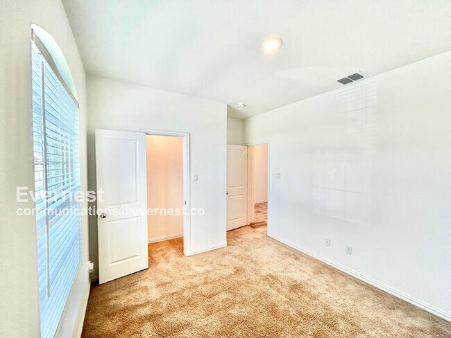 Building Photo - Spacious 4 Beds, 3 Baths Home with Modern ...