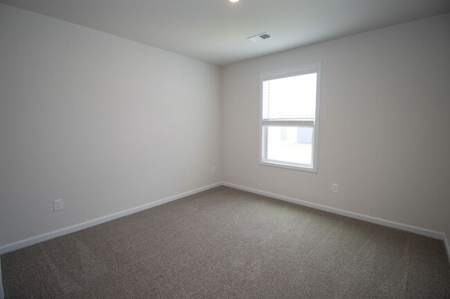 Building Photo - Spacious 4-Bedroom Home - Convenient to Fo...