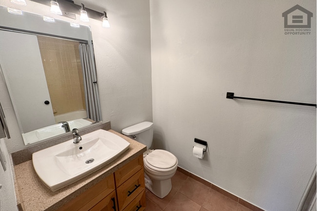 Building Photo - 2Bed/1Bath Apartment at 52nd St/Oak St! Ready for Immediate Move-In – GROUND FLOOR UNIT!