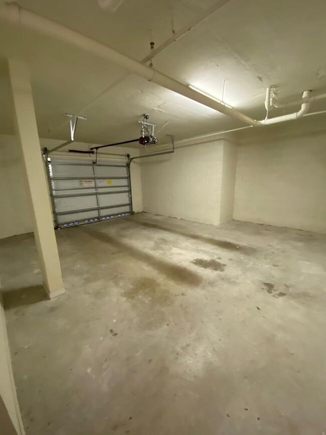 Building Photo - Spacious 2BR/2BA First-Floor Condo with Garage