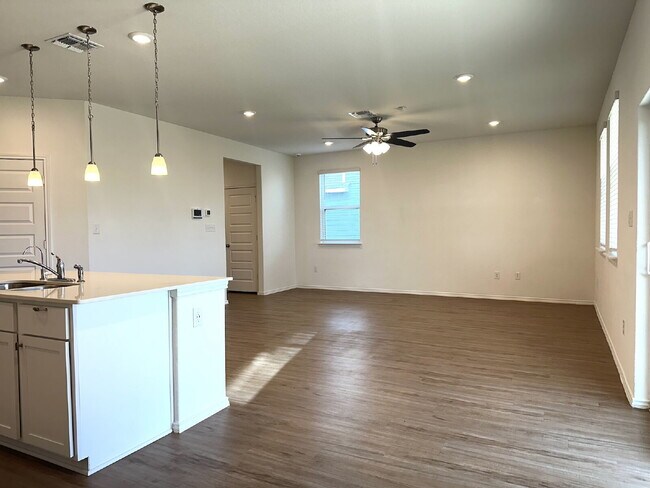 Building Photo - Spacious 4 Bed/2.5 Bath in Seguin with Easy I-10 Access