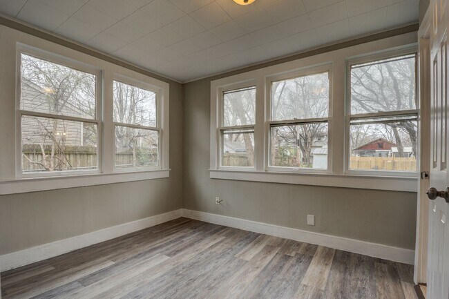 Building Photo - Freshly Updated 3 Bedroom Home
