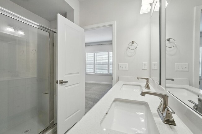 Building Photo - Modern City Living Near Uptown Charlotte