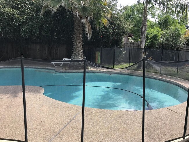 Building Photo - Large 4 bedroom 2.5 bath