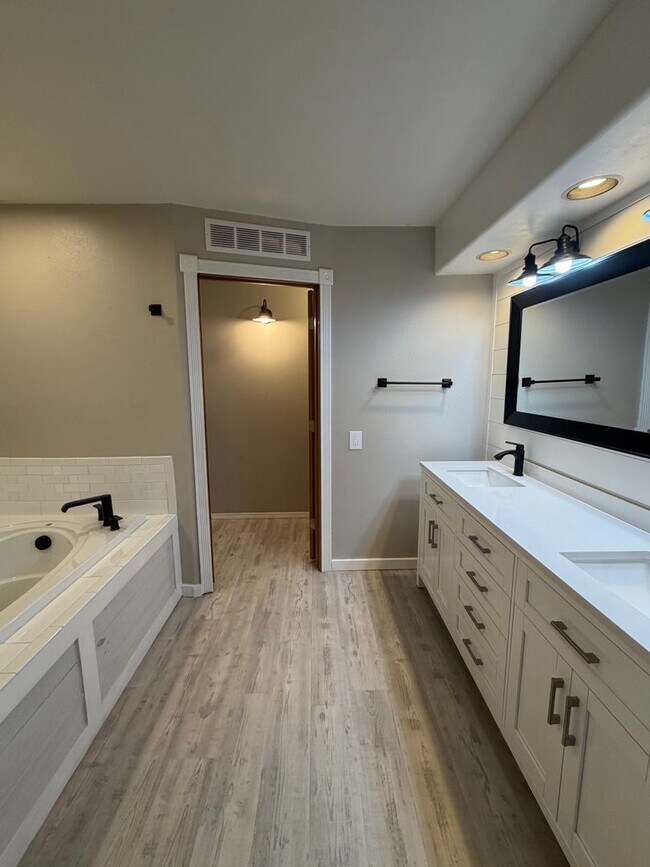 Building Photo - Beautiful Craftsman Style Rambler Must See!!