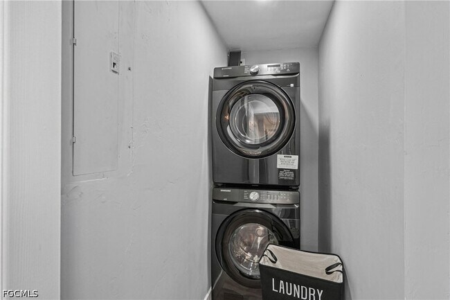 Building Photo - 92 Oak St