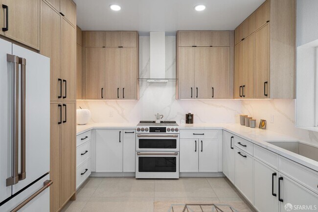 Building Photo - 628 Los Palmos Dr