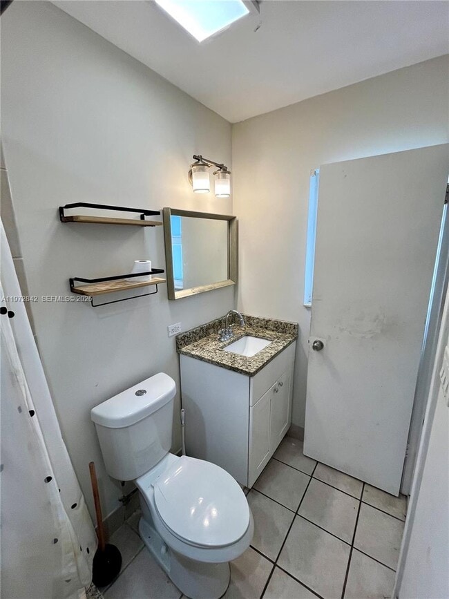 Building Photo - 1958 Monroe St