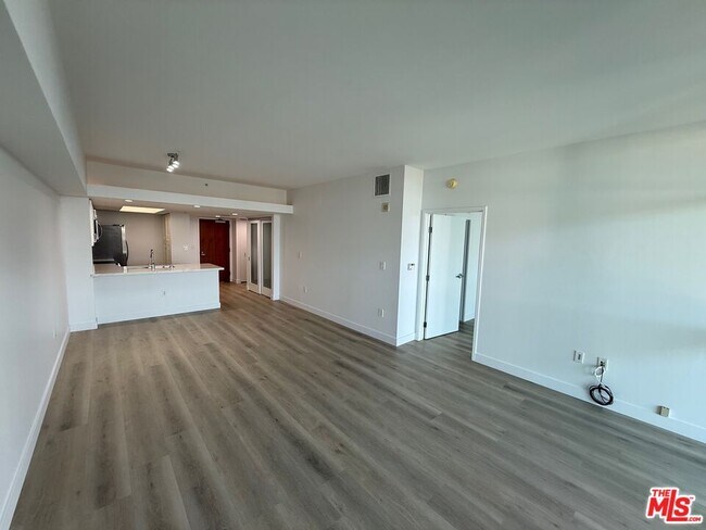 Building Photo - 13700 Marina Pointe Dr