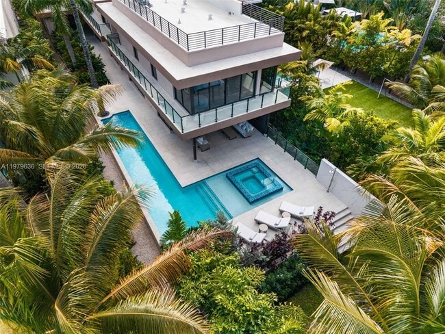 Building Photo - 723 NE 77th St