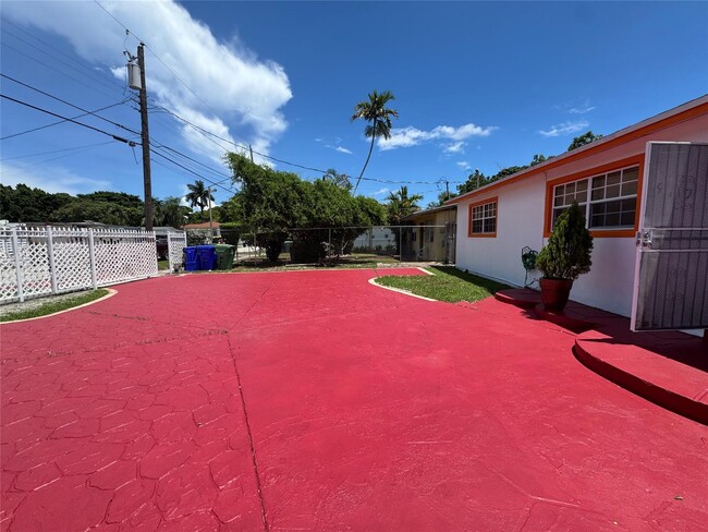 Building Photo - 910 NW 43rd St
