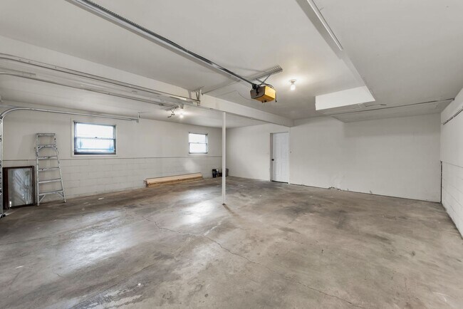 Building Photo - 2700 Queenswood Dr