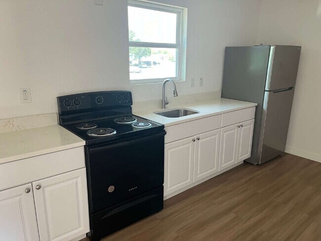 Building Photo - Two Bed/One Bath with Laundry Hook Ups