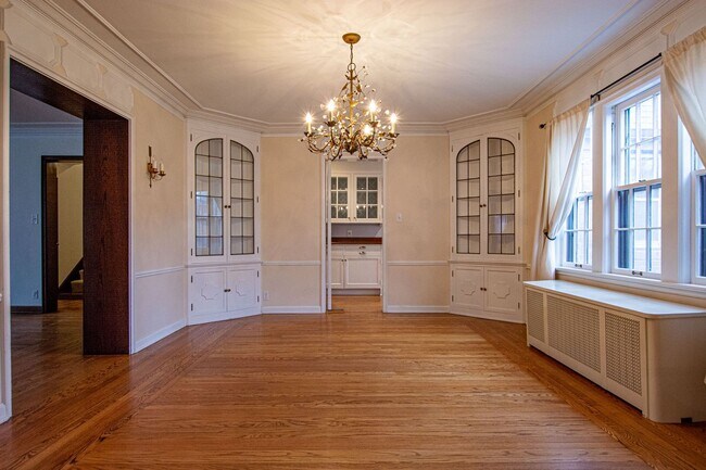 Building Photo - Gorgeous 5 Bedroom / 4.5 Bath Home located right off Happy Hollow Blvd!