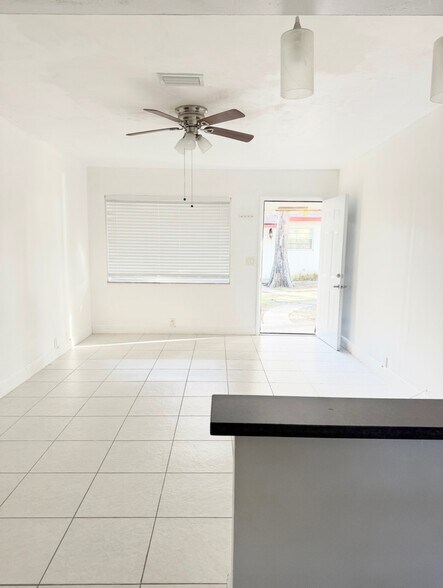 Primary Photo - 4290 NW 21st Ave