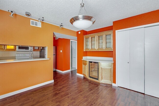 Building Photo - 601 St Charles Dr