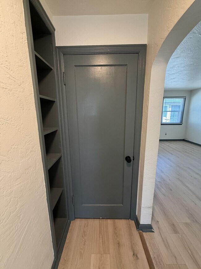 Building Photo - Newly remodeled one bedroom apartment