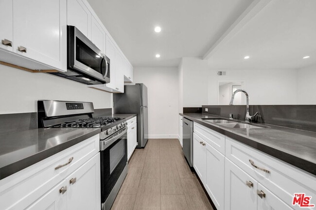 Primary Photo - 7453 Haskell Ave