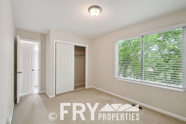 Building Photo - Spacious updated Green Valley Ranch two-story