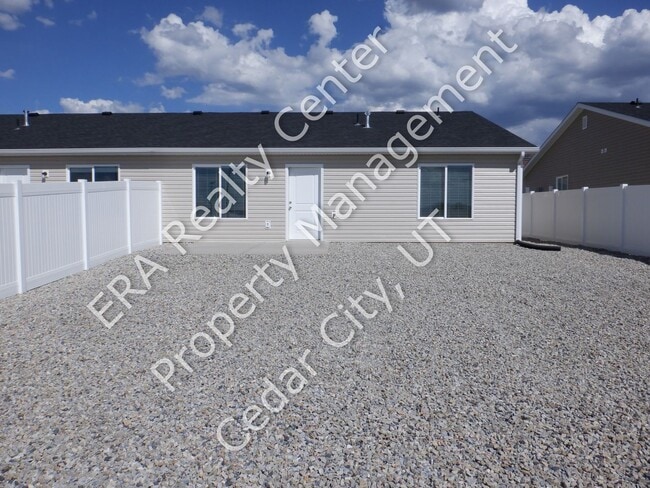 Building Photo - Move-in Bonus! - 3 bedroom - 2 Bath - Single Level Twin Home