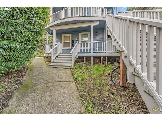 Building Photo - Victorian-style apartment available in the serene SW Hills