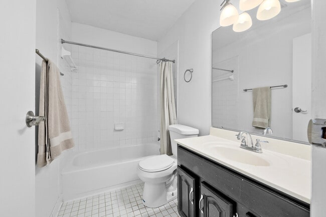 Building Photo - Freshly Painted and Clean Condo Kenwood/Ma...