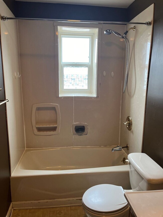 Building Photo - Spacious 4-5 Bedroom, 1.5 Bathroom 2-Story...
