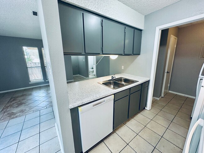 Building Photo - 1318 Southport Dr