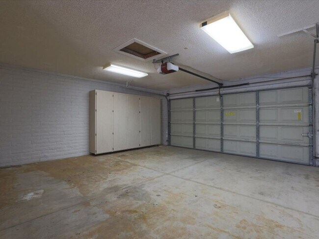 Building Photo - ? Stunning Mountain-View Home with Private Pool & All Utilities Included!!