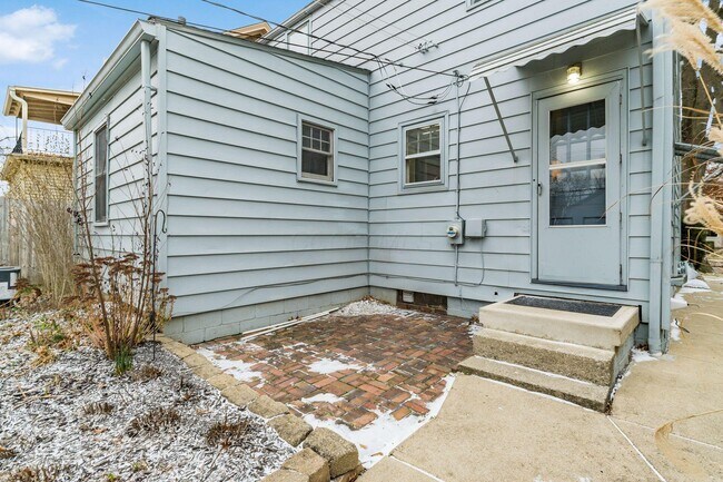 Building Photo - 683 S Roosevelt Ave