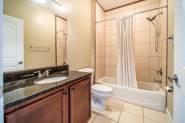 Building Photo - Lakefront Condo for Rent | 2 Bed, 2 Bath |...