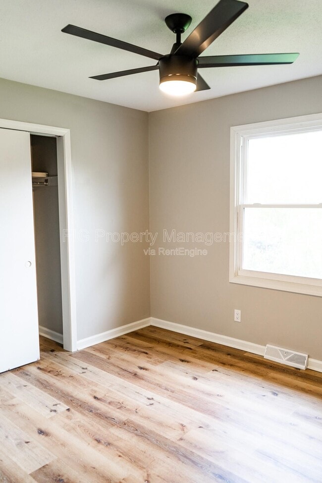 Building Photo - 4200 Crestfield Rd
