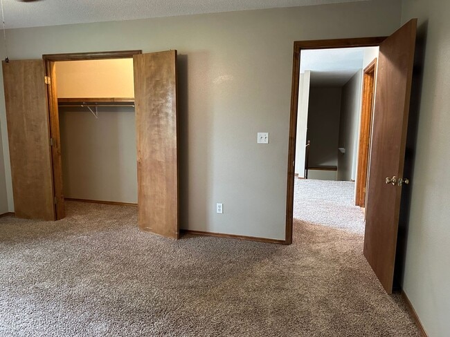 Building Photo - 4 Bed 2.5 Bath w/ Fenced Yard