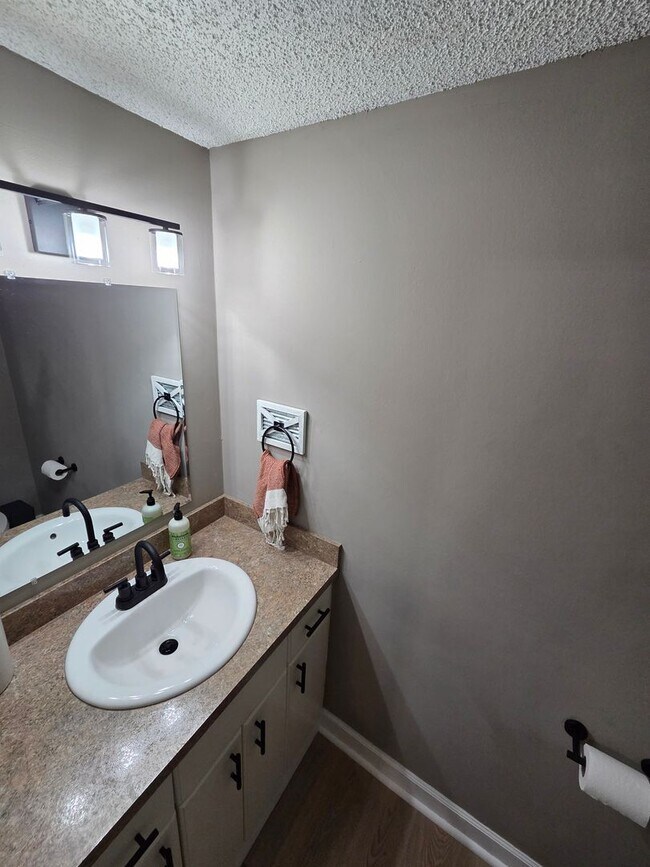 Building Photo - 7652 Wedgewood Ct