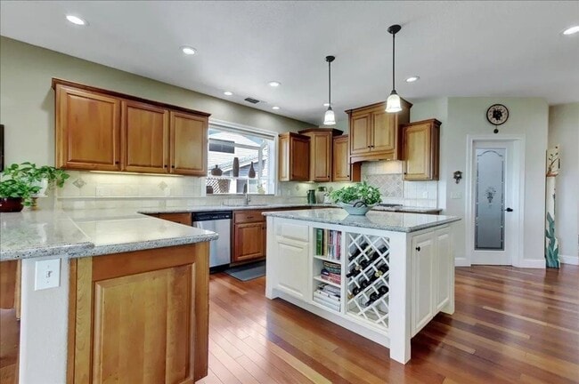 Building Photo - Lake View, 5 bedroom, 3 bath home in gated...