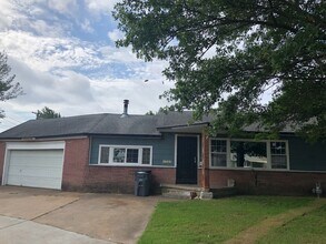 Building Photo - Nice three bedroom with hardwood floors, and Two car garage