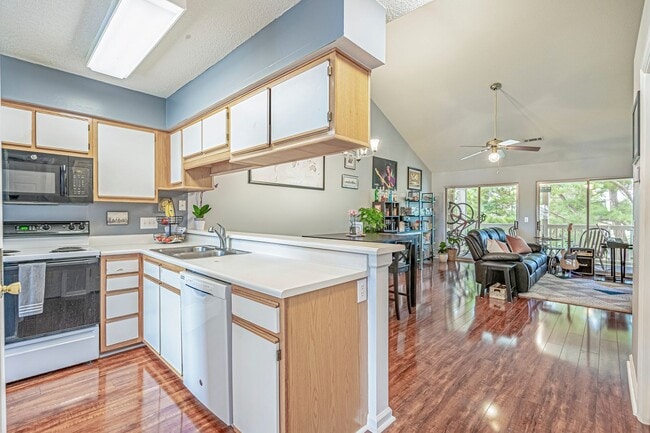Building Photo - 2 Bed 2 Bath Long Term Rental - Windsor Green in Carolina Forest