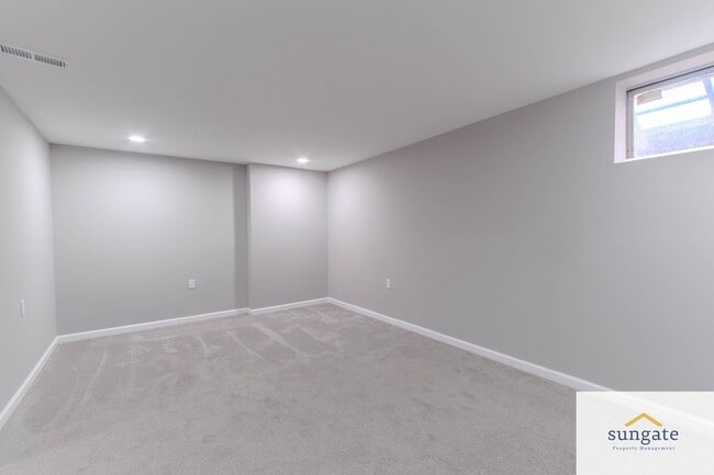 Building Photo - 4254 Cayuga Rd