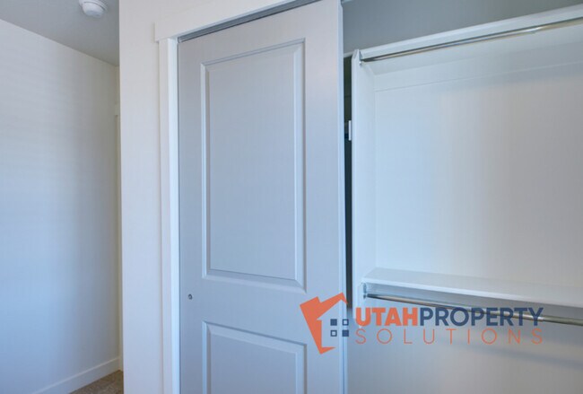 Building Photo - 952 W 500 S