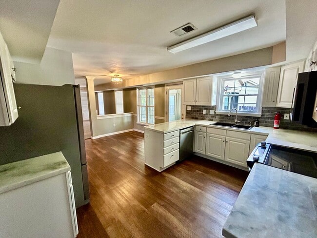 Building Photo - Spacious 4 Bed 2.5 Bath In Lexington!