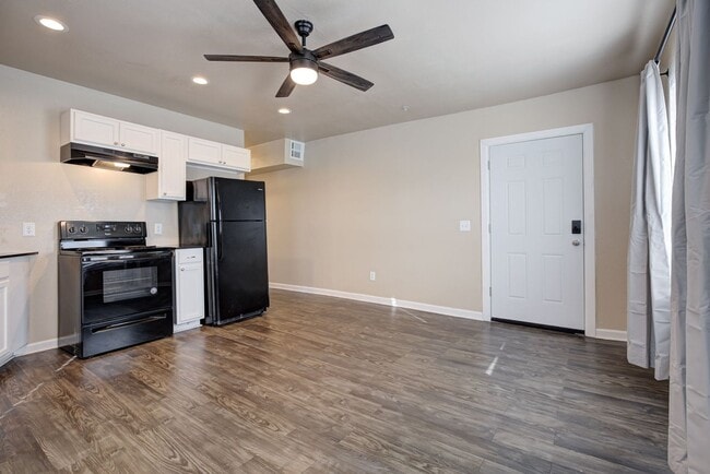 Building Photo - ** Move-in Special - First Full Month's Rent Free ** Bright & Stylish 2-Bedroom Close to the Plaz...