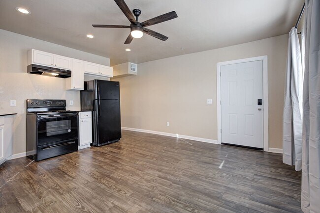 Building Photo - Bright & Stylish 2-Bedroom Close to the Plaza District