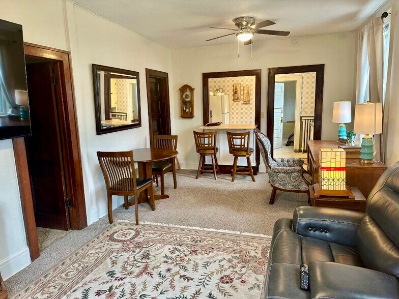 Spacious, comfortable living room - 123 N Broadway Ave