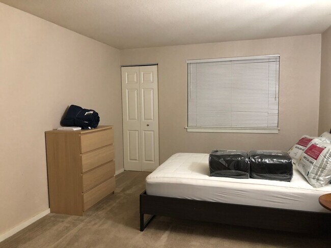 Building Photo - Charming 2-Bedroom, 1-Bathroom Condo in Prime Factoria Location
