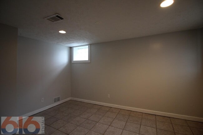 Building Photo - 813 Douglas St NW