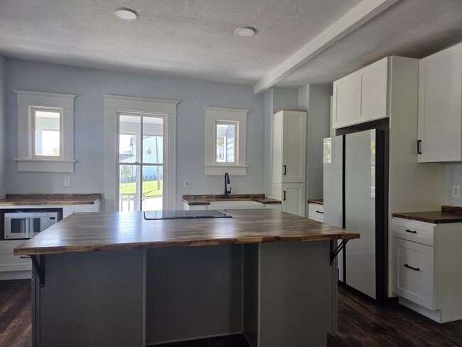 Building Photo - Move in Ready Historic Home in Downtown Cl...
