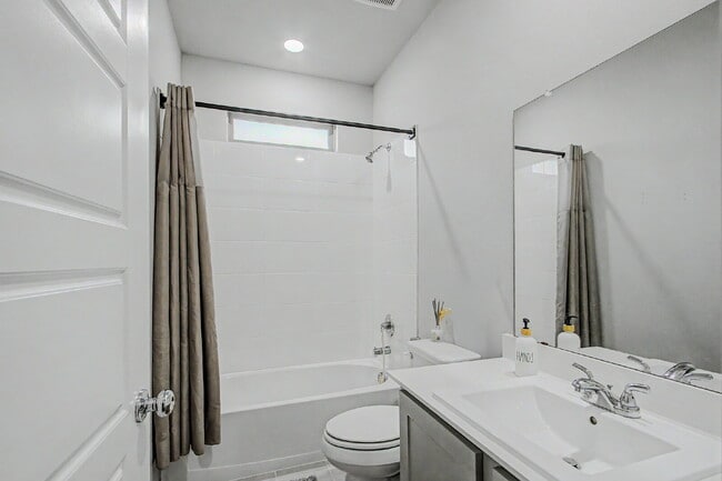 Building Photo - Experience Princeton Lifestyle