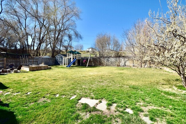 Building Photo - Spacious 4 Bed Murray Home with Huge Private Yard!