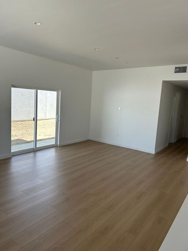 Building Photo - Stunning 3 Bedroom 2 Bathroom House for Re...